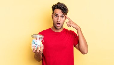 İspanyol yakışıklı adam şaşırmış görünüyor, yeni bir düşünce, fikir ya da konsept fark ediyor. şeker konsepti