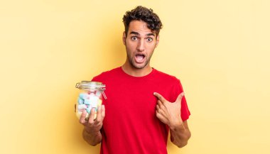 İspanyol yakışıklı adam şok olmuş ve ağzı açık, kendini işaret ederek şaşırmış görünüyor. şeker konsepti