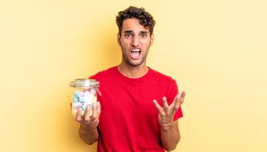 İspanyol yakışıklı adam umutsuz, sinirli ve stresli görünüyor. şeker konsepti