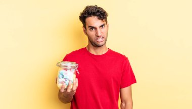 İspanyol yakışıklı adam şaşkın ve şaşkın hissediyor. şeker konsepti