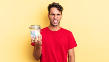 İspanyol yakışıklı adam iğreniyor, sinirleniyor ve dili dışarı çıkıyor. şeker konsepti