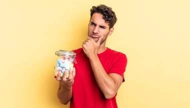 İspanyol yakışıklı düşünen, kuşkucu ve kafası karışık bir adam. şeker konsepti