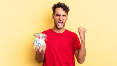 İspanyol yakışıklı adam sinirli bir ifadeyle agresif bir şekilde bağırıyor. şeker konsepti