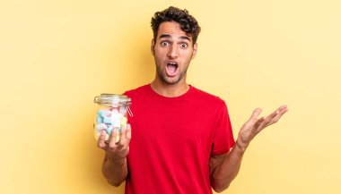 İspanyol yakışıklı adam son derece şaşırmış ve şok olmuş hissediyor. şeker konsepti