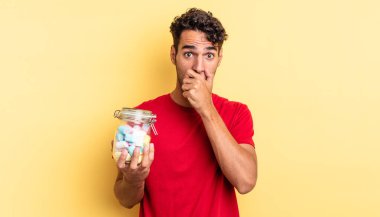 İspanyol yakışıklı adam şok olmuş bir şekilde ağzını kapatıyor. şeker konsepti