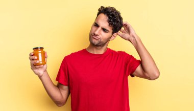 İspanyol yakışıklı adam mutlu bir şekilde gülümsüyor ve hayal kuruyor ya da şüphe ediyor. Şeftali reçeli