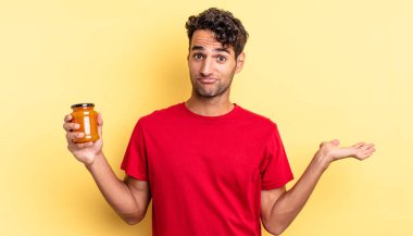 İspanyol yakışıklı adam şaşkın, şaşkın ve şüpheci hissediyor. Şeftali reçeli