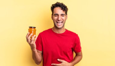 İspanyol yakışıklı bir adam komik bir şakaya yüksek sesle gülüyor. Şeftali reçeli