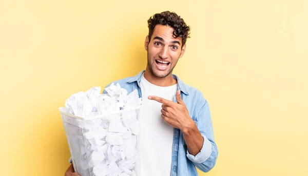 Hispanic Stilig Man Ser Upphetsad Och Förvånad Pekar Sidan Papperskulor — Stockfoto