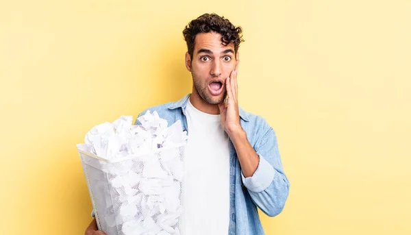 Hombre Guapo Hispano Sintiéndose Sorprendido Asustado Bolas Papel Concepto Basura —  Fotos de Stock