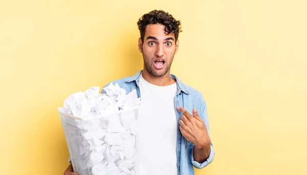 Hombre Guapo Hispano Mirando Sorprendido Sorprendido Con Boca Abierta Apuntando — Foto de Stock