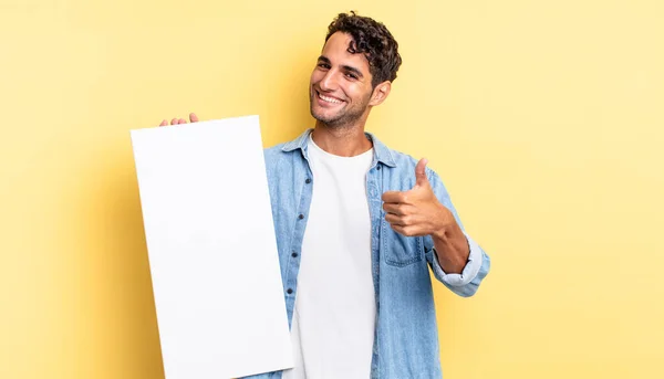 Homem Bonito Hispânico Sentindo Orgulhoso Sorrindo Positivamente Com Polegares Para — Fotografia de Stock