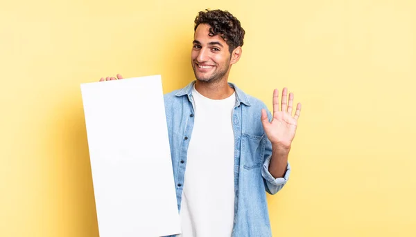 Homem Bonito Hispânico Sorrindo Feliz Acenando Mão Acolhendo Cumprimentando Você — Fotografia de Stock