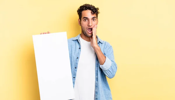 Hispanischer Gutaussehender Mann Der Schockiert Und Verängstigt Ist Konzept Der — Stockfoto