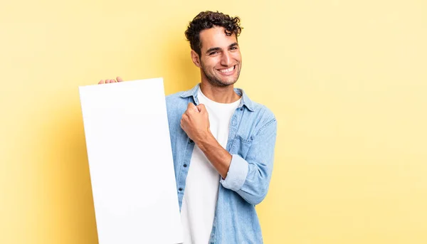 Homem Bonito Hispânico Sentindo Feliz Enfrentando Desafio Celebrando Conceito Tela — Fotografia de Stock