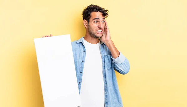 Homem Bonito Hispânico Sentindo Feliz Animado Surpreso Conceito Tela Vazia — Fotografia de Stock