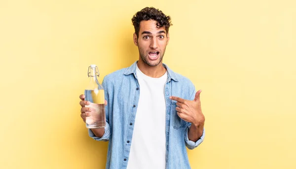 Homem Bonito Hispânico Sentindo Feliz Apontando Para Mesmo Com Animado — Fotografia de Stock