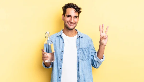 Homem Bonito Hispânico Sorrindo Parecendo Amigável Mostrando Número Três Conceito — Fotografia de Stock