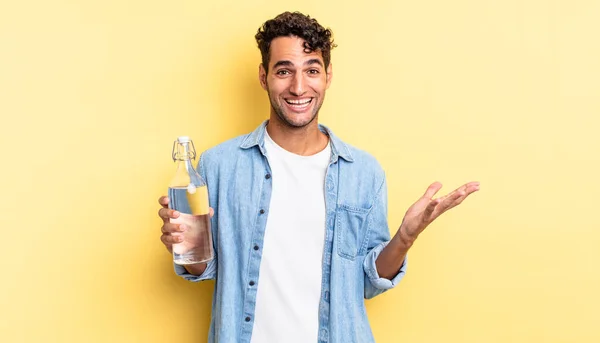 Homem Bonito Hispânico Sentindo Feliz Surpreso Perceber Uma Solução Ideia — Fotografia de Stock