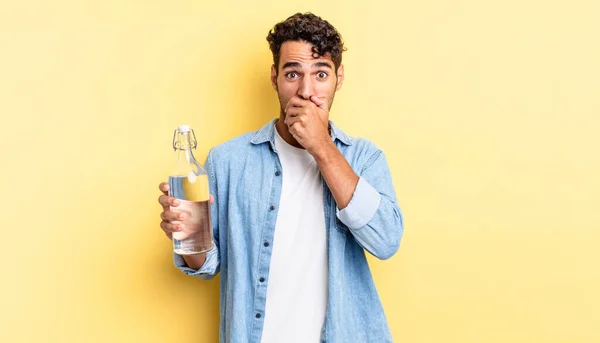 Hombre Guapo Hispano Cubriendo Boca Con Las Manos Con Shock — Foto de Stock