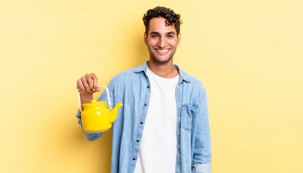Латиноамериканец Красивый Мужчина Выглядит Счастливым Приятно Удивленным Концепция Чайника — стоковое фото