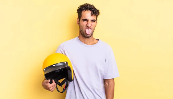 パニック障害のハンサムな男はうんざりしていらいらして舌を出す バイクヘルメットのコンセプト — ストック写真