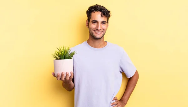 Paniekerige Knappe Man Die Vrolijk Lacht Met Een Hand Heup — Stockfoto