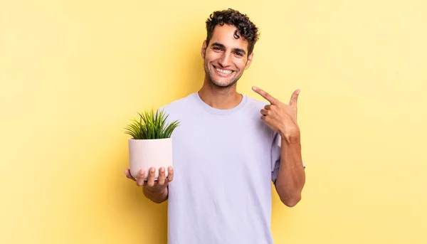 Zijn Paniekerige Knappe Man Glimlacht Vol Vertrouwen Wijzend Naar Een — Stockfoto