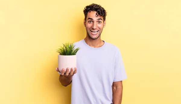 Hispanische Gutaussehender Mann Der Glücklich Und Angenehm Überrascht Aussah Dekoratives — Stockfoto