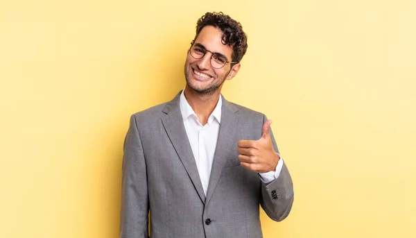 Homem Bonito Hispânico Sentindo Orgulhoso Sorrindo Positivamente Com Polegares Para — Fotografia de Stock