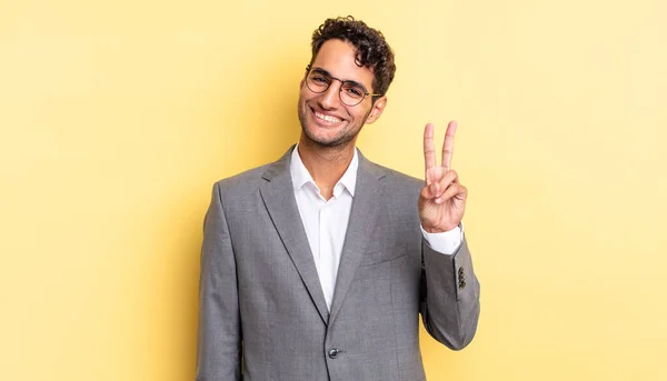 Hispánský Pohledný Muž Usmívá Vypadá Šťastně Ukazuje Vítězství Nebo Mír — Stock fotografie