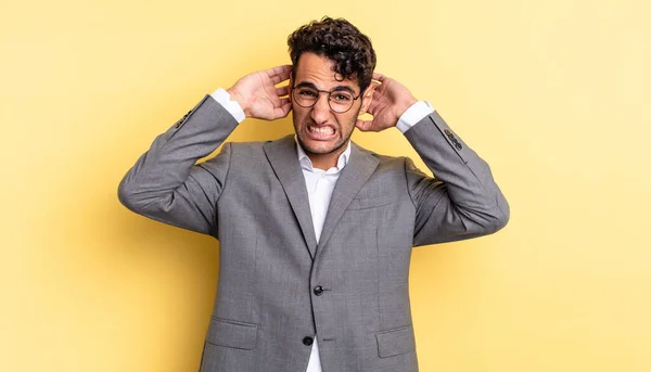 Hombre Guapo Hispano Sintiéndose Estresado Ansioso Asustado Con Las Manos — Foto de Stock