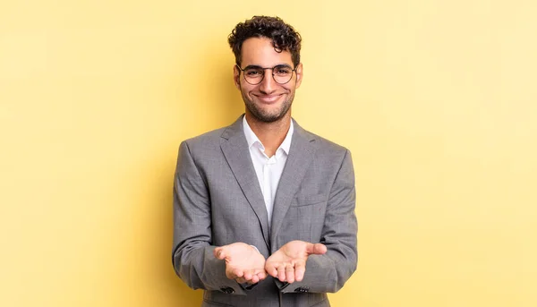 Homem Bonito Hispânico Sorrindo Feliz Com Amigável Oferecendo Mostrando Conceito — Fotografia de Stock