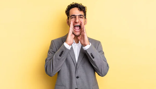 パニックハンサムな男幸せを感じ 手を口の横に大きな声を出す ビジネスコンセプト — ストック写真