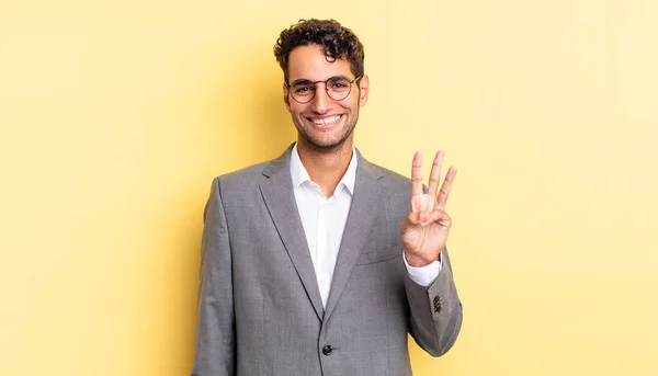 Hispánský Pohledný Muž Usmívající Tvářící Přátelsky Ukazuje Číslo Tři Obchodní — Stock fotografie