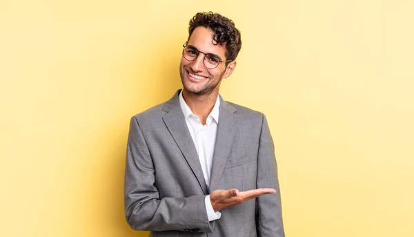 Hombre Guapo Hispano Sonriendo Alegremente Sintiéndose Feliz Mostrando Concepto Concepto — Foto de Stock