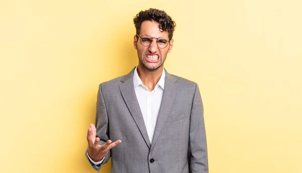 Homem Bonito Hispânico Olhando Irritado Irritado Frustrado Conceito Negócio — Fotografia de Stock