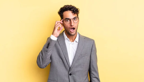 Hombre Guapo Hispano Que Parece Sorprendido Realizando Nuevo Pensamiento Idea — Foto de Stock