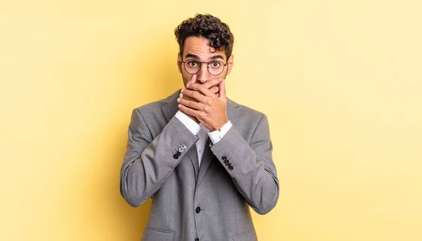 Hispanische Gutaussehende Mann Der Mund Mit Händen Mit Einem Schockierten — Stockfoto