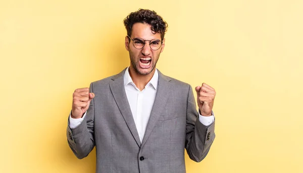 Zijn Paniekerige Knappe Man Schreeuwt Agressief Met Een Boze Uitdrukking — Stockfoto