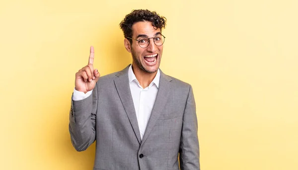 Homem Bonito Hispânico Sentindo Como Gênio Feliz Animado Depois Perceber — Fotografia de Stock