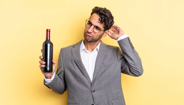 Homem Bonito Hispânico Sentindo Intrigado Confuso Coçando Cabeça Garrafa Vinho — Fotografia de Stock