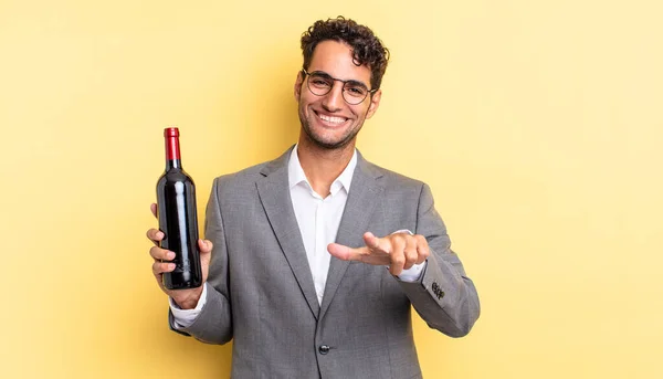 Homem Bonito Hispânico Apontando Para Câmera Escolhendo Você Garrafa Vinho — Fotografia de Stock