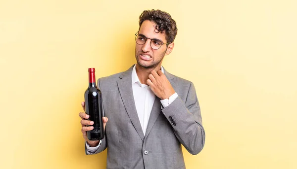 Homem Bonito Hispânico Sentindo Estressado Ansioso Cansado Frustrado Garrafa Vinho — Fotografia de Stock