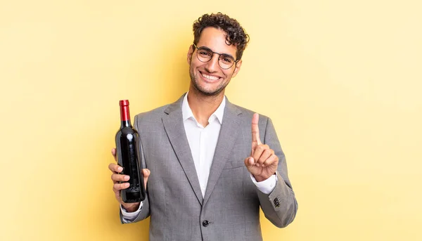 Homem Bonito Hispânico Sorrindo Orgulhosamente Confiantemente Fazendo Número Garrafa Vinho — Fotografia de Stock