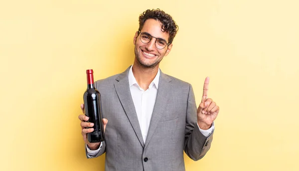 Homem Bonito Hispânico Sorrindo Parecendo Amigável Mostrando Número Garrafa Vinho — Fotografia de Stock