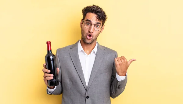 Homem Bonito Hispânico Que Parece Espantado Pela Descrença Garrafa Vinho — Fotografia de Stock