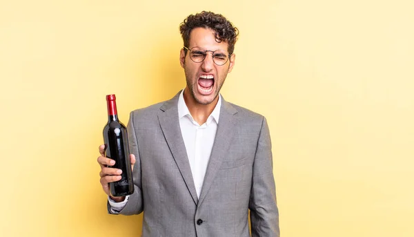 Homem Bonito Hispânico Gritando Agressivamente Parecendo Muito Zangado Garrafa Vinho — Fotografia de Stock