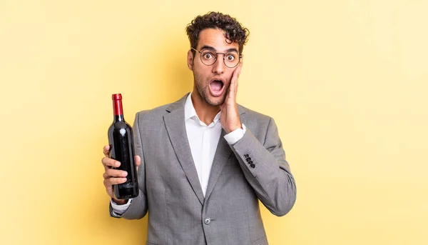 Homem Bonito Hispânico Sentindo Chocado Assustado Garrafa Vinho Conceito — Fotografia de Stock