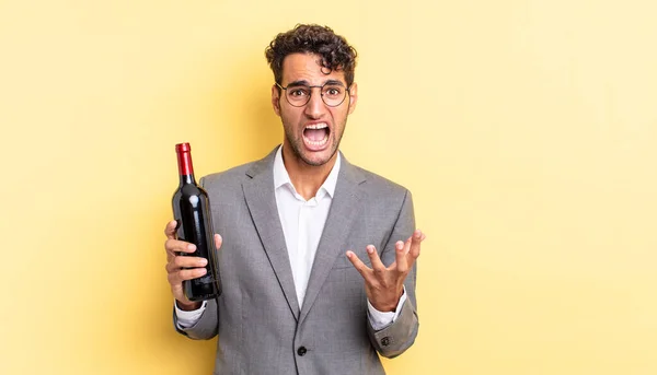 Hombre Guapo Hispano Buscando Desesperado Frustrado Estresado Concepto Botella Vino — Foto de Stock